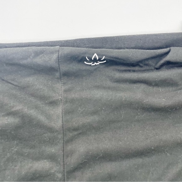 Beyond Yoga Hidden Zipper Cell‎ Phone Pocket Infinity Scarf in Black Jersey Knit - Picture 6 of 11